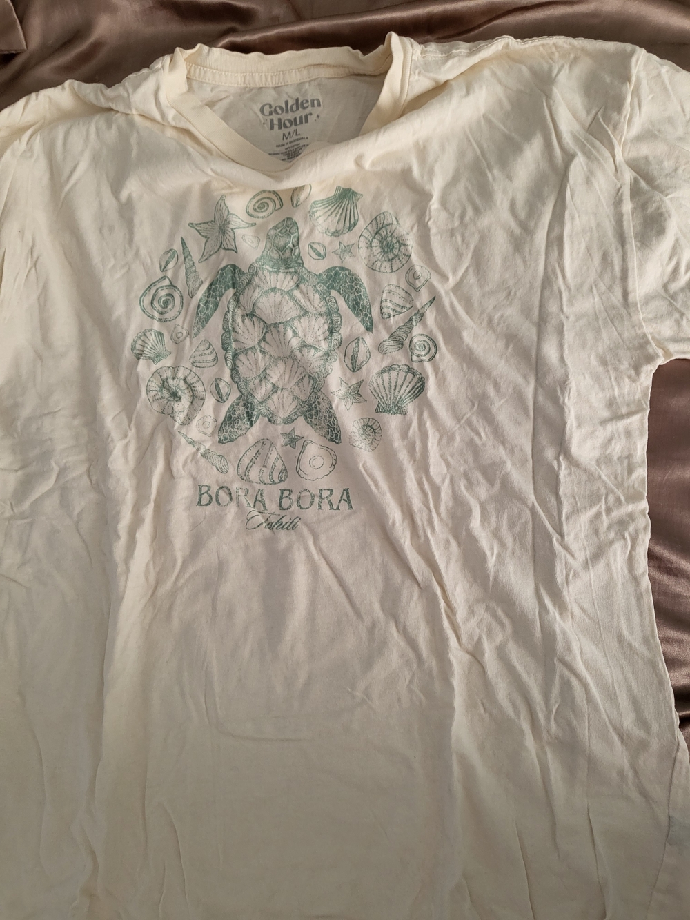 Bora Bora Turtle Graphic Tee in Light Cream Size Medium Large